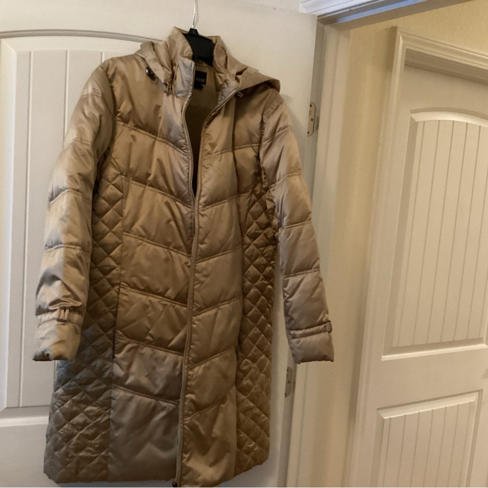Womens A.N.A Long Quilted Tan/gold Coat
with partial fleece interior. Size XL
